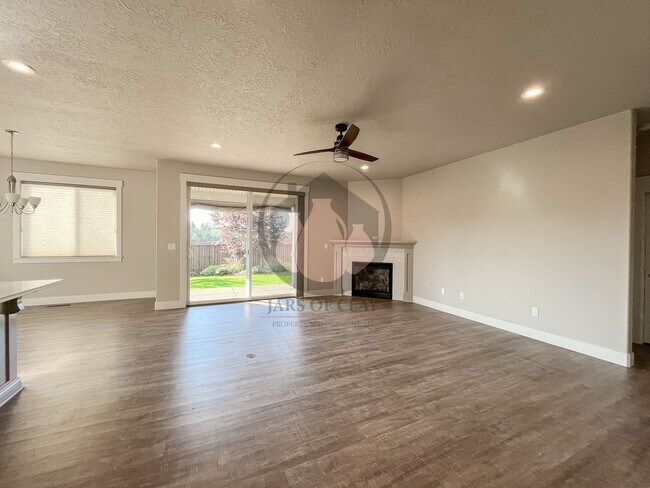 Building Photo - Gorgeous S Salem Home