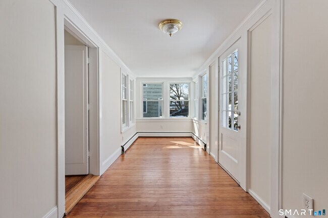 Foto del edificio - 32 Bartlett Ave