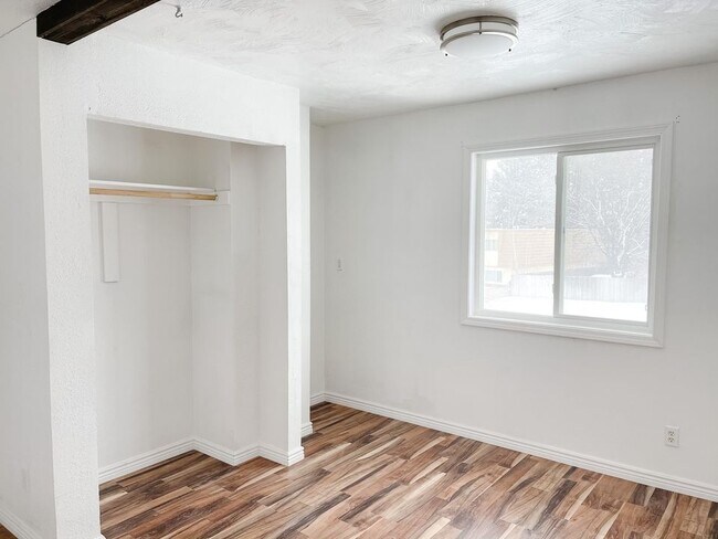 Building Photo - 244 Maurine Dr