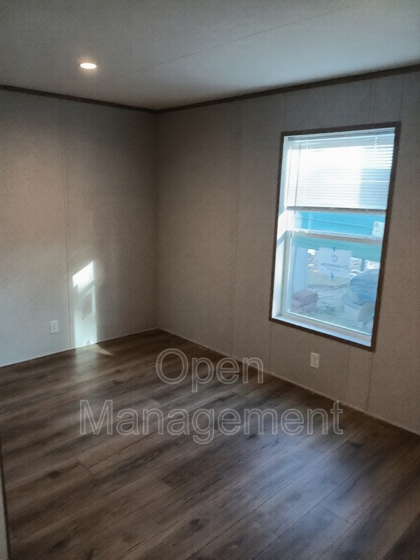 Building Photo - 16 English Village Park