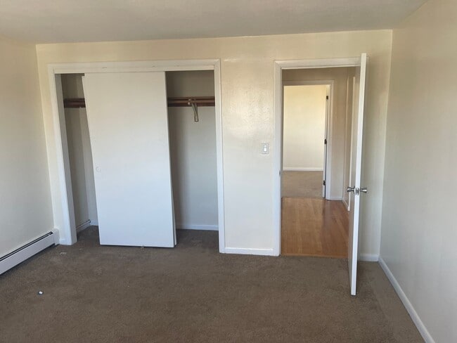Building Photo - No Fee Massive 2 bed with New floors, kitc...