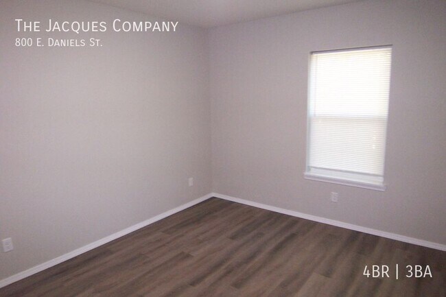 Foto del edificio - 800 E Daniels St