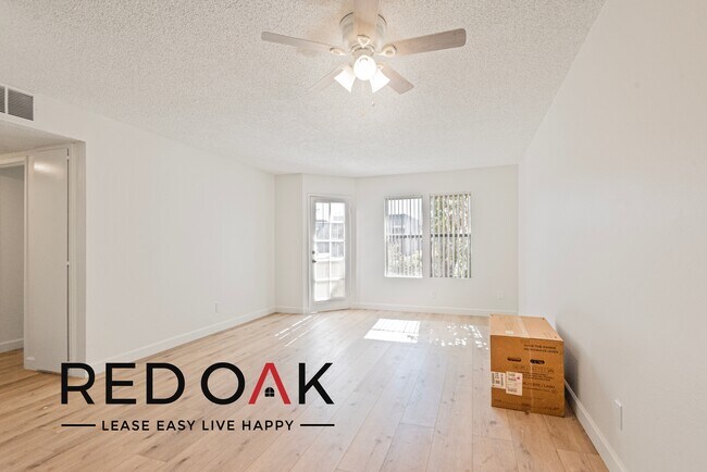 Foto del edificio - ~1 Month FREE~ Lovely Two Bedroom with Loa...