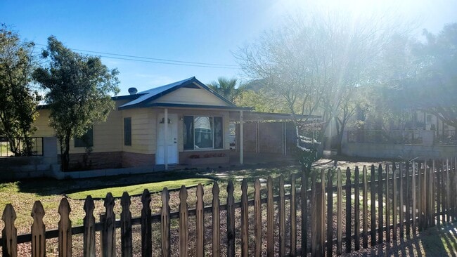 Building Photo - 611 W Ocotillo Ave