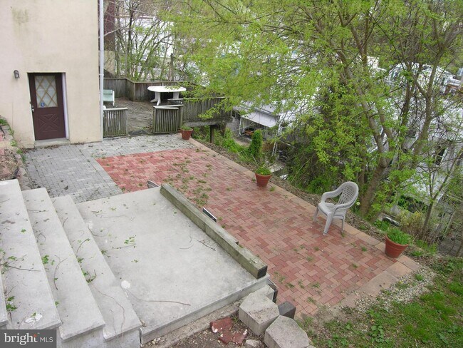 Building Photo - 289 Greenough St