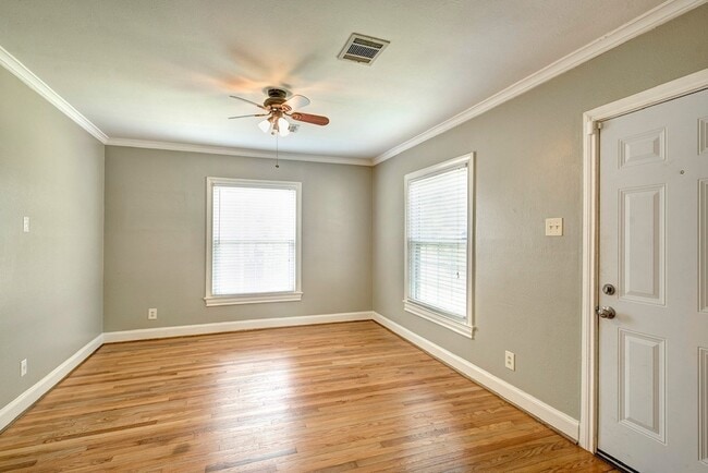 Photo - 2030 Gostick St House