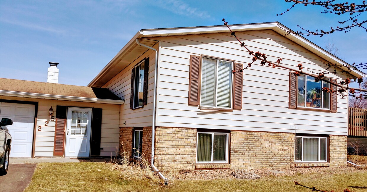 Foto principal - 2 bedroom Split Entry, Duplex, Lower Level