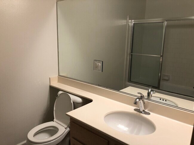 Guest Bath - 126 S Catalina Ave