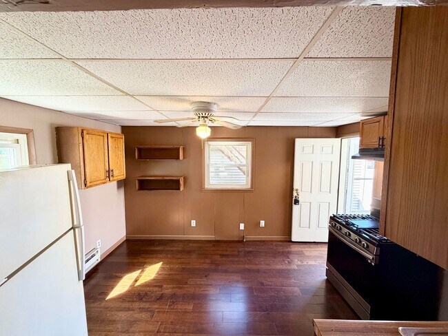 Building Photo - Cozy and conveniently located 1 bedroom, 1 bathroom first-floor apartment with a private entrance!