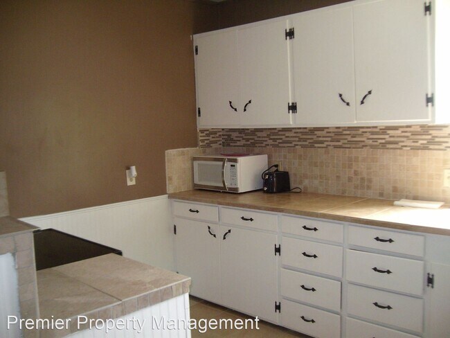 Building Photo - 3 br, 1.5 bath House - 606 E 14th Street