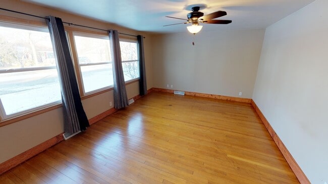 Building Photo - 907 E Harding Dr