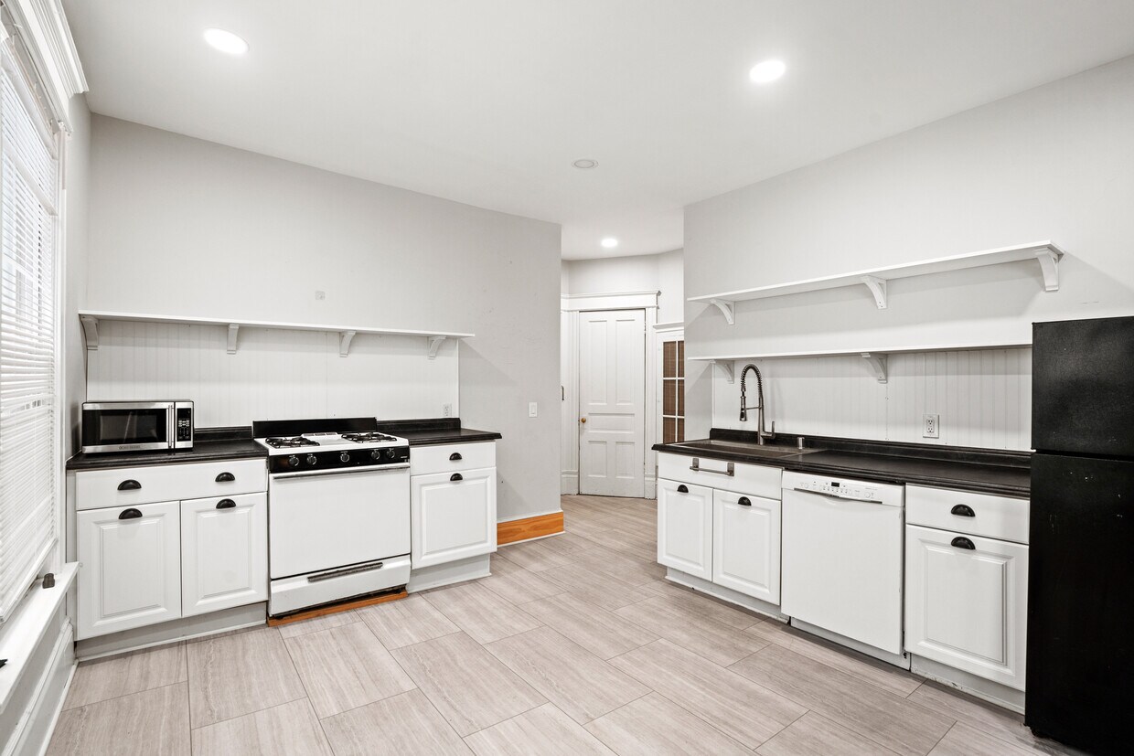 Kitchen 1/1 - 2531 N Murray Ave