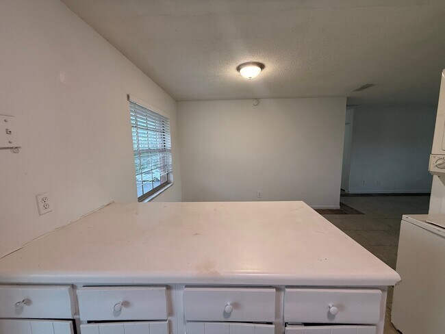 Building Photo - 1667 Weston Oaks Dr