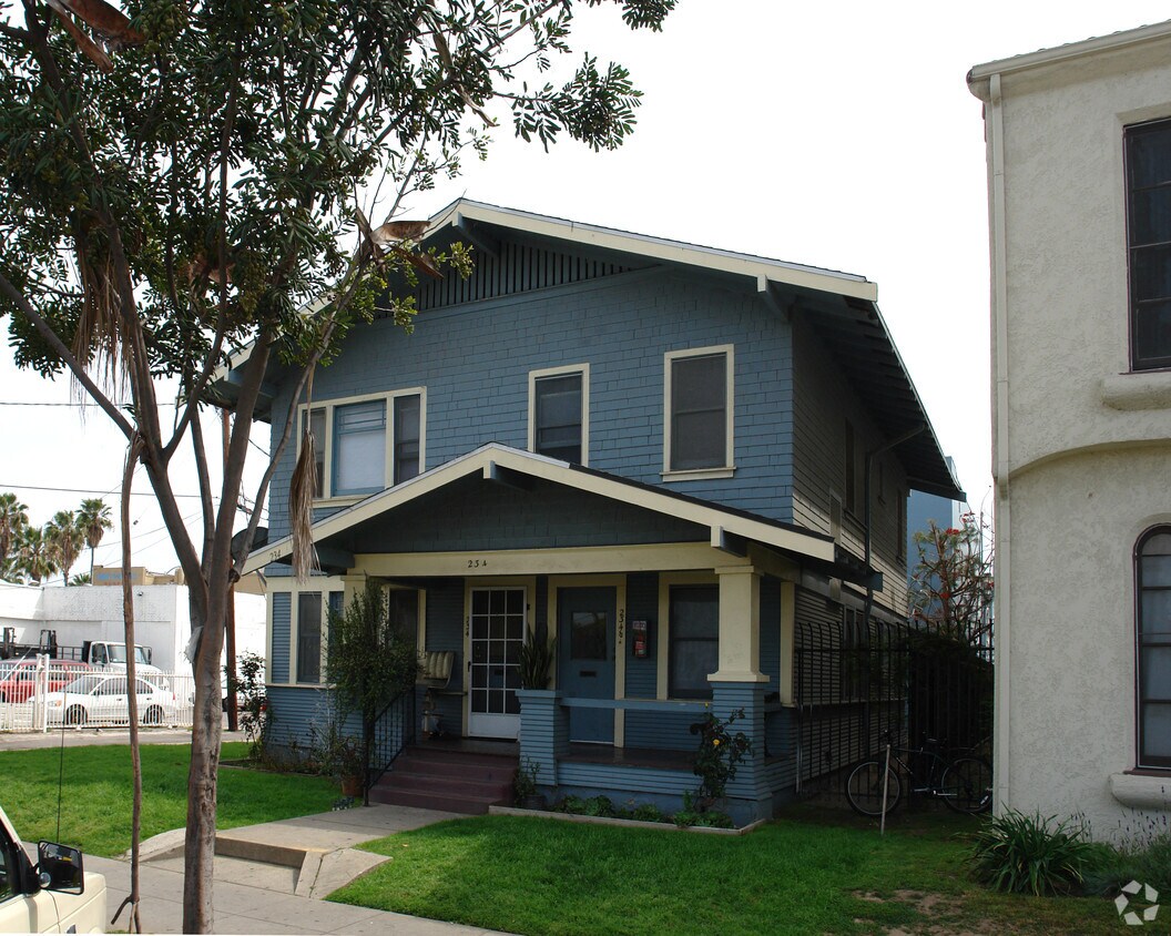 Building Photo - 234 E 12th St