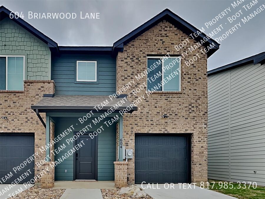 Foto principal - Modern 2022-Built Townhome with Fenced Yar...