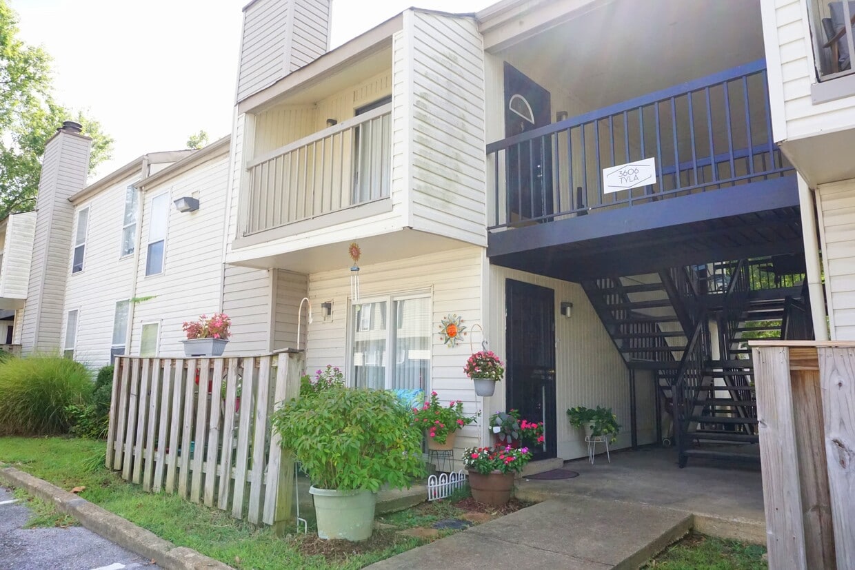 Primary Photo - Annies Townhomes- FREE first month