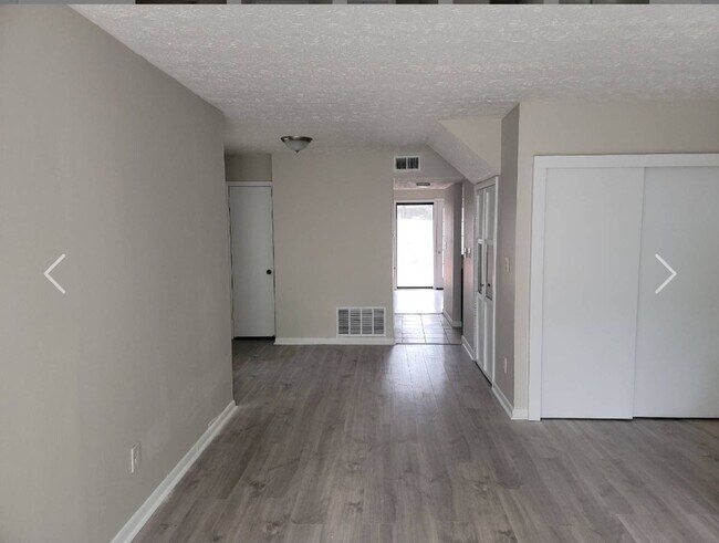 Building Photo - 3 Bedroom, 2.5 Bath townhouse Coming Avail...