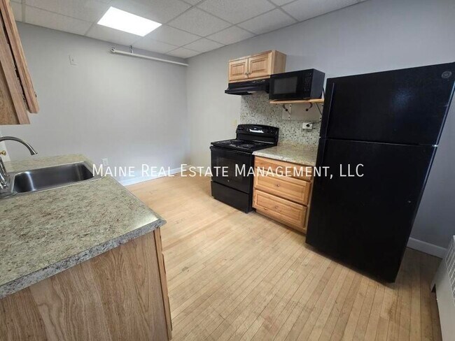 Foto del edificio - 185 N Main St