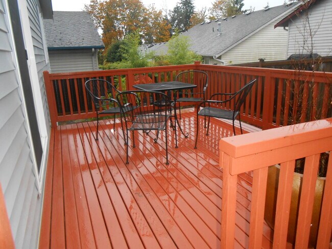 La foto muestra la terraza antigua. ¡La terraza nueva, recién construida, es mucho más grande! Perfecta para relajarse al aire libre. - 4215 147th St SW