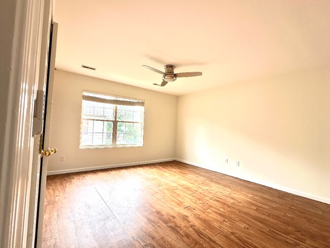 Foto del edificio - 1419 Burgess Ln