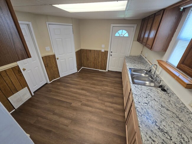 Building Photo - 2 Bedroom