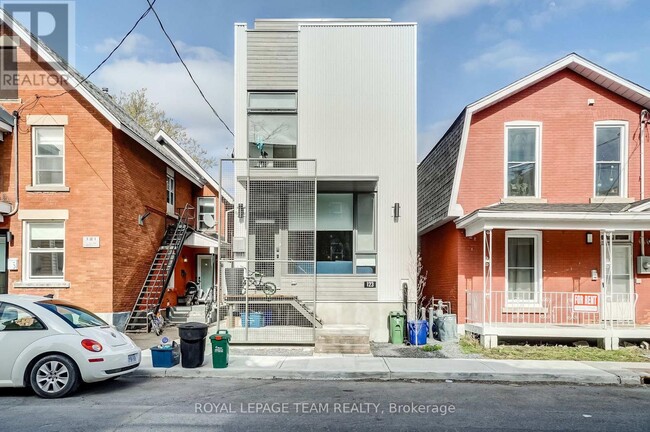 Building Photo - 125 Carruthers Ave