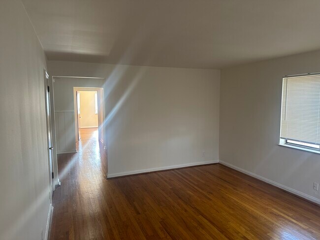 Foto del edificio - 3301 Montana Ave
