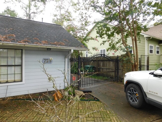 Building Photo - 725 W 42nd St