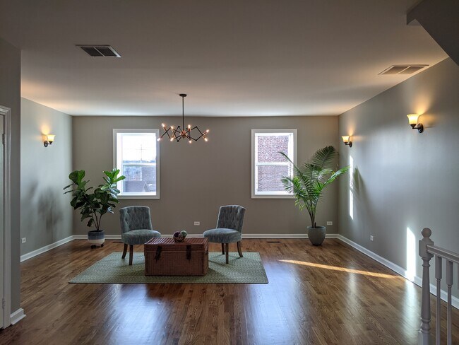 Living - 4740 S Drexel Blvd