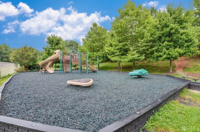 Building Photo - 423 Sayre Dr