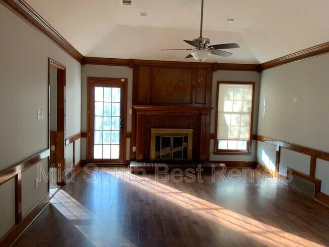 Building Photo - 5095 Barkshire Dr