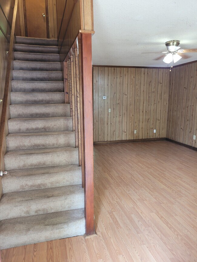 Building Photo - 113 Oak St