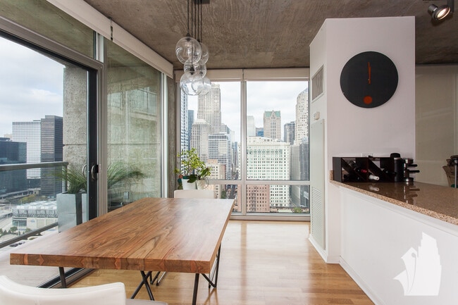 Photo - 611 S Wells St Apartment