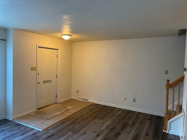 Building Photo - 553 Edward St