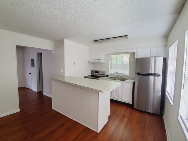 Building Photo - Updated One Bedroom, One Bath Apartment - ...