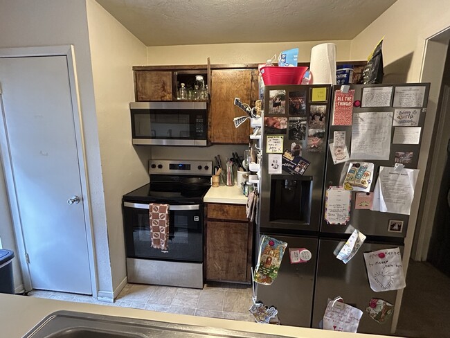 kitchen with stainless steel appliances - 702 Cross Timbers Dr