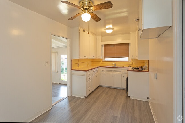 2BR, 1BA- Kitchen - 15301-15315 Woodruff Pl
