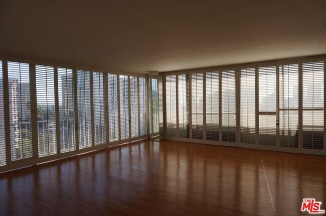 Building Photo - 10433 Wilshire Blvd