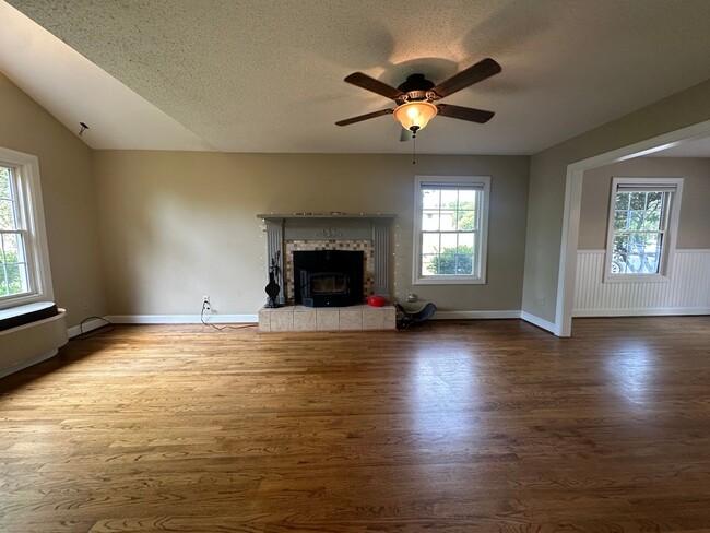 Building Photo - Large Weaverville Rental!