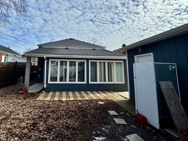 Building Photo - 216 Burton Ave