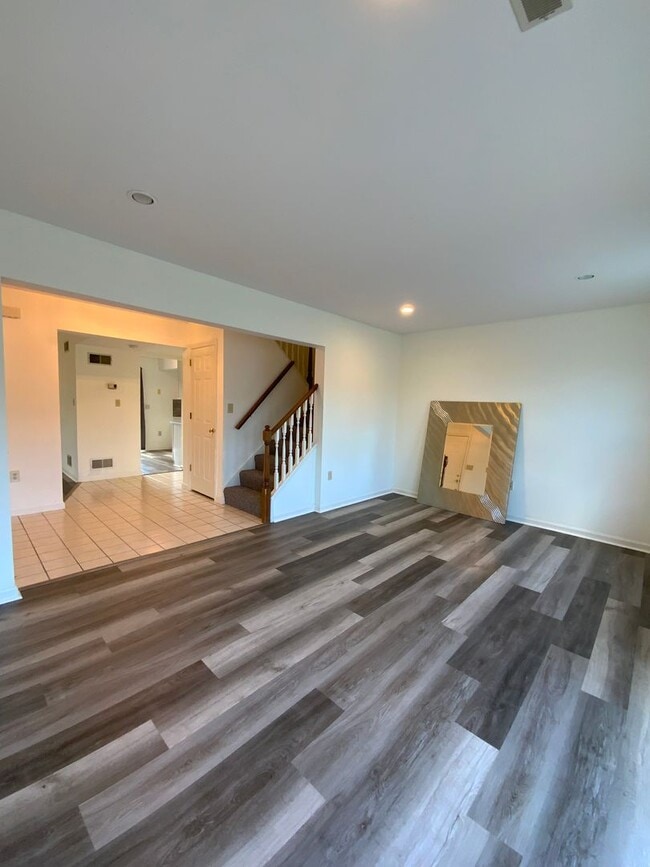 Building Photo - 216 Federal Way