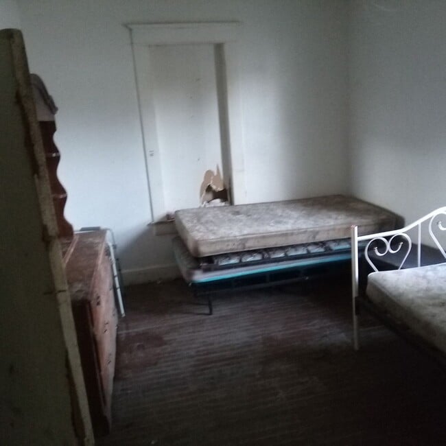 Building Photo - New Listing! Now Available! - $790 Month /...