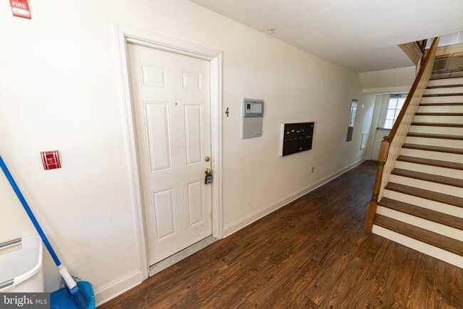 Building Photo - 802 Travers St