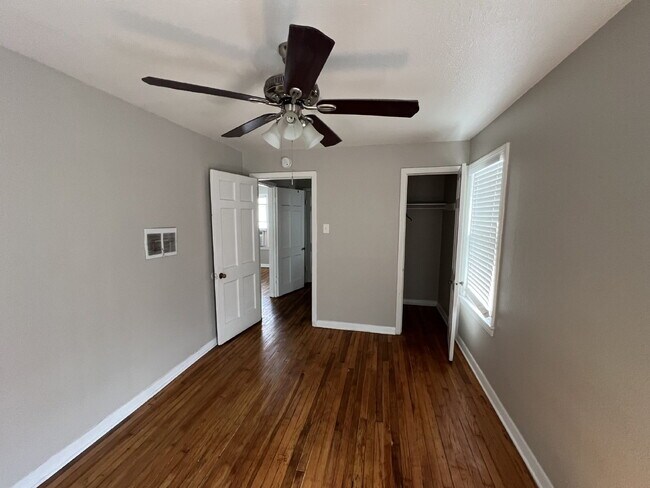 Building Photo - One bed/One bath close to Woodlawn Lake