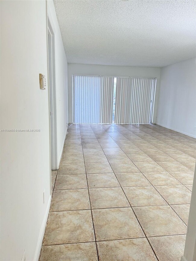 Foto del edificio - 8851 Wiles Rd