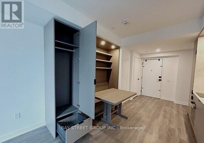 Photo du bâtiment - 55 Charles St E