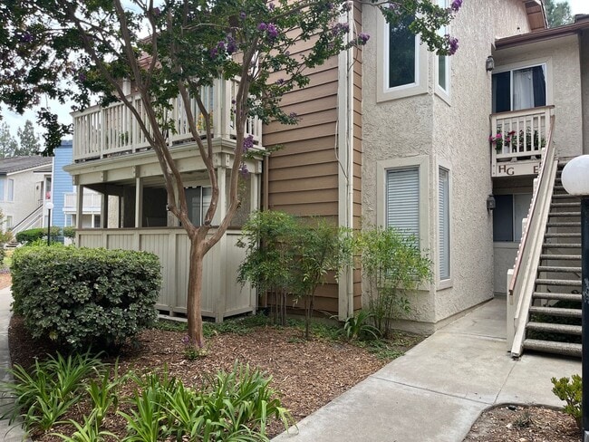 Building Photo - Camelot Community Downstairs 2 Bedroom Con...