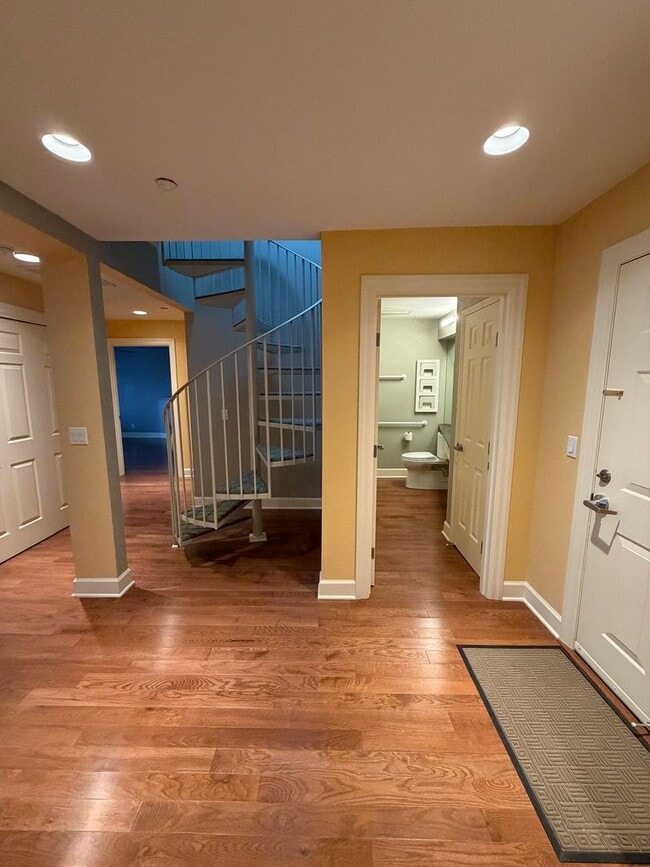 Building Photo - WONDERFUL COLUMBIA SHORES CONDO!