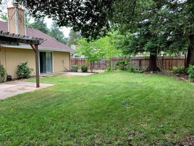 Foto del edificio - 3 bed 2 bath 2 car garage with mature trees