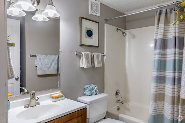 1BR, 1BA - 567SF Bathroom - Stonebrook